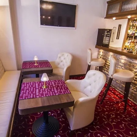 Zur Weinsteige מלון 4*